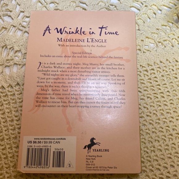A Wrinkle in Time by Madeleine L’Engle paperback - Picture 2 of 6
